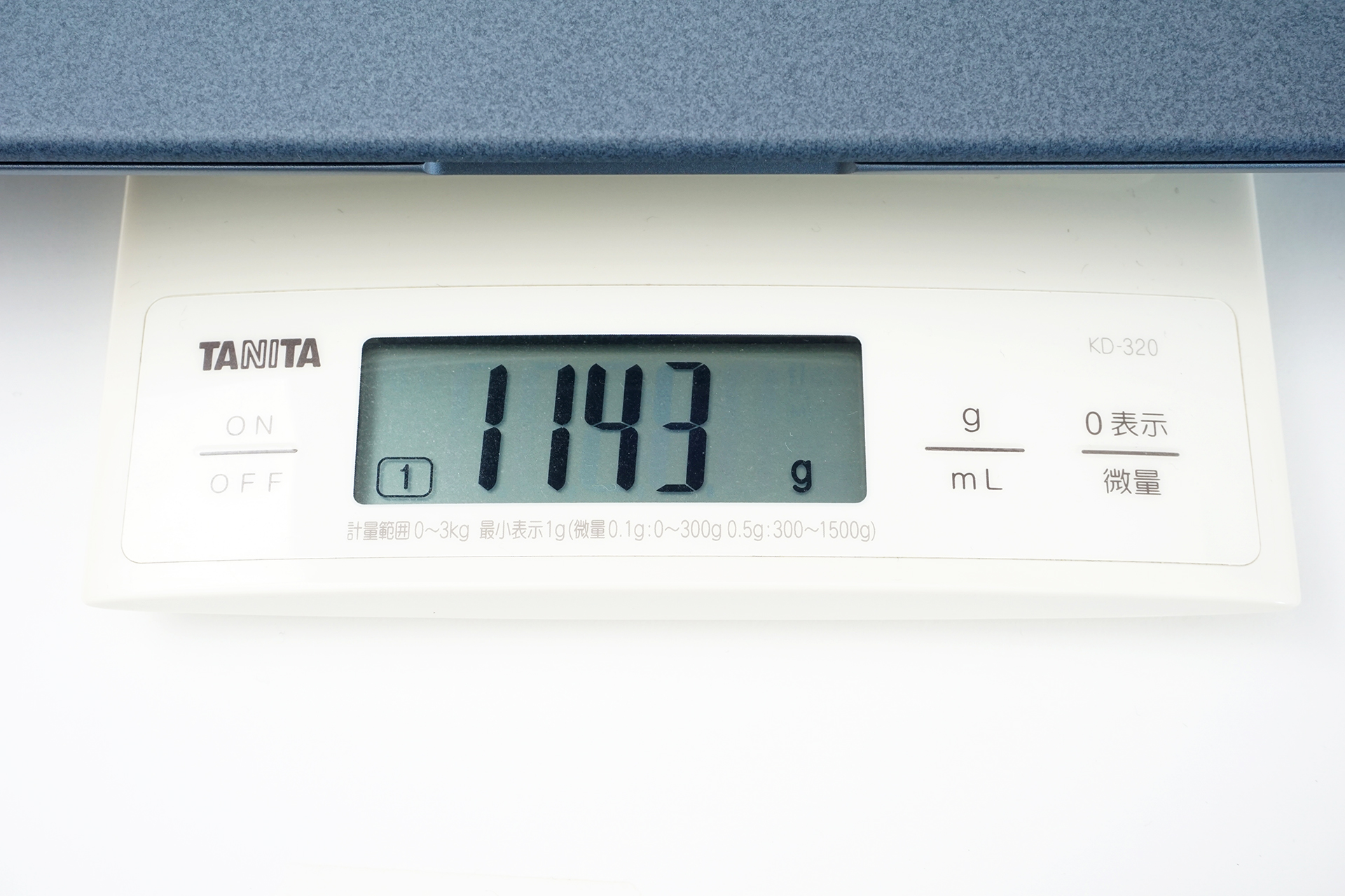 本体の重量は実測1,143g。公称値は約1.1kgとなる