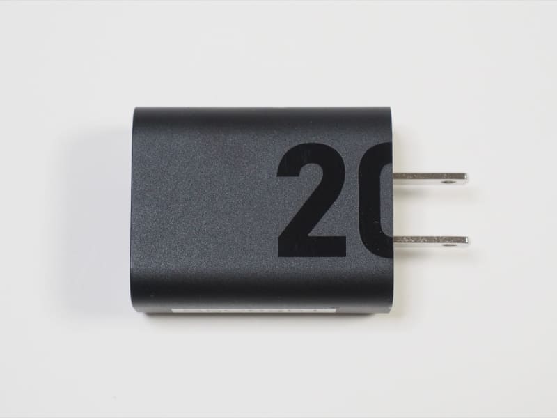 付属のACアダプタは20W仕様である