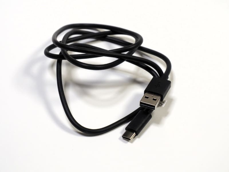充電はUSB Type-C端子で行なう。USB Type-A to Cケーブルが付属する