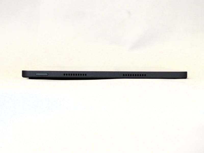 左側面。電源ボタンとスピーカー(2つ)が用意されている