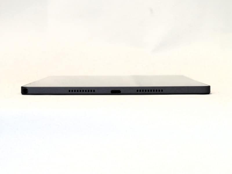 右側面。USB 2.0 Type-Cとスピーカー(2つ)が用意されている