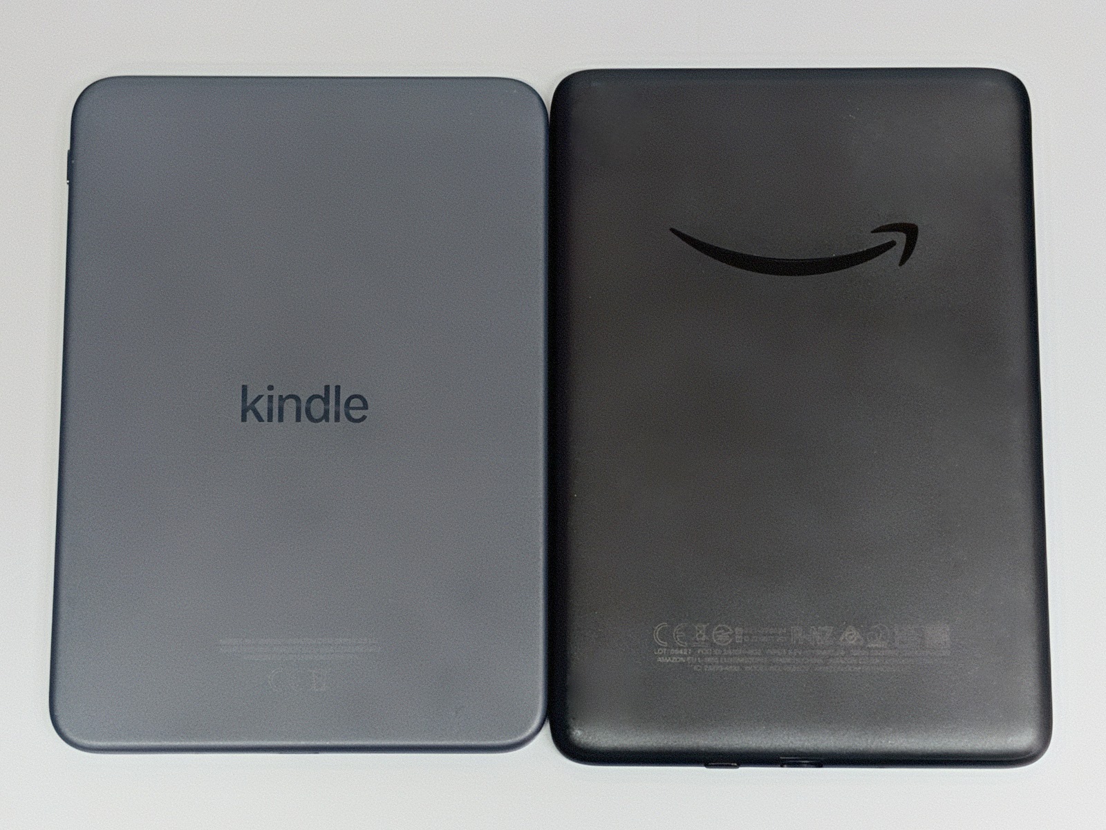 背面の比較。長らく採用されてきたAmazonのA→Zロゴが廃止され「Kindle」のモールドに差し替えられている