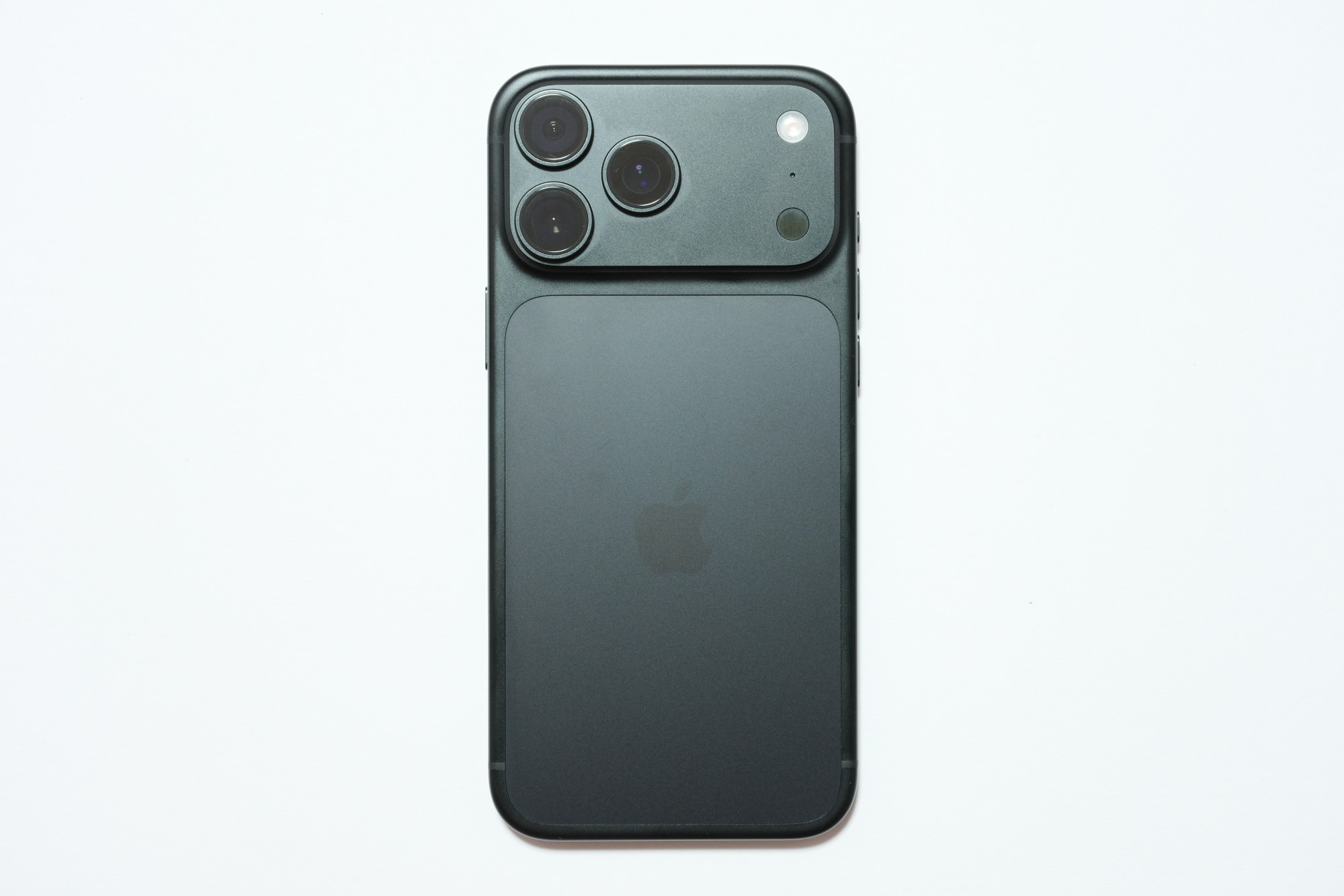 iPhone 18 Pro Maxの背面。メイン、超広角、望遠の3眼はいずれも48MPで、メインカメラは4段階の可変絞りに対応した