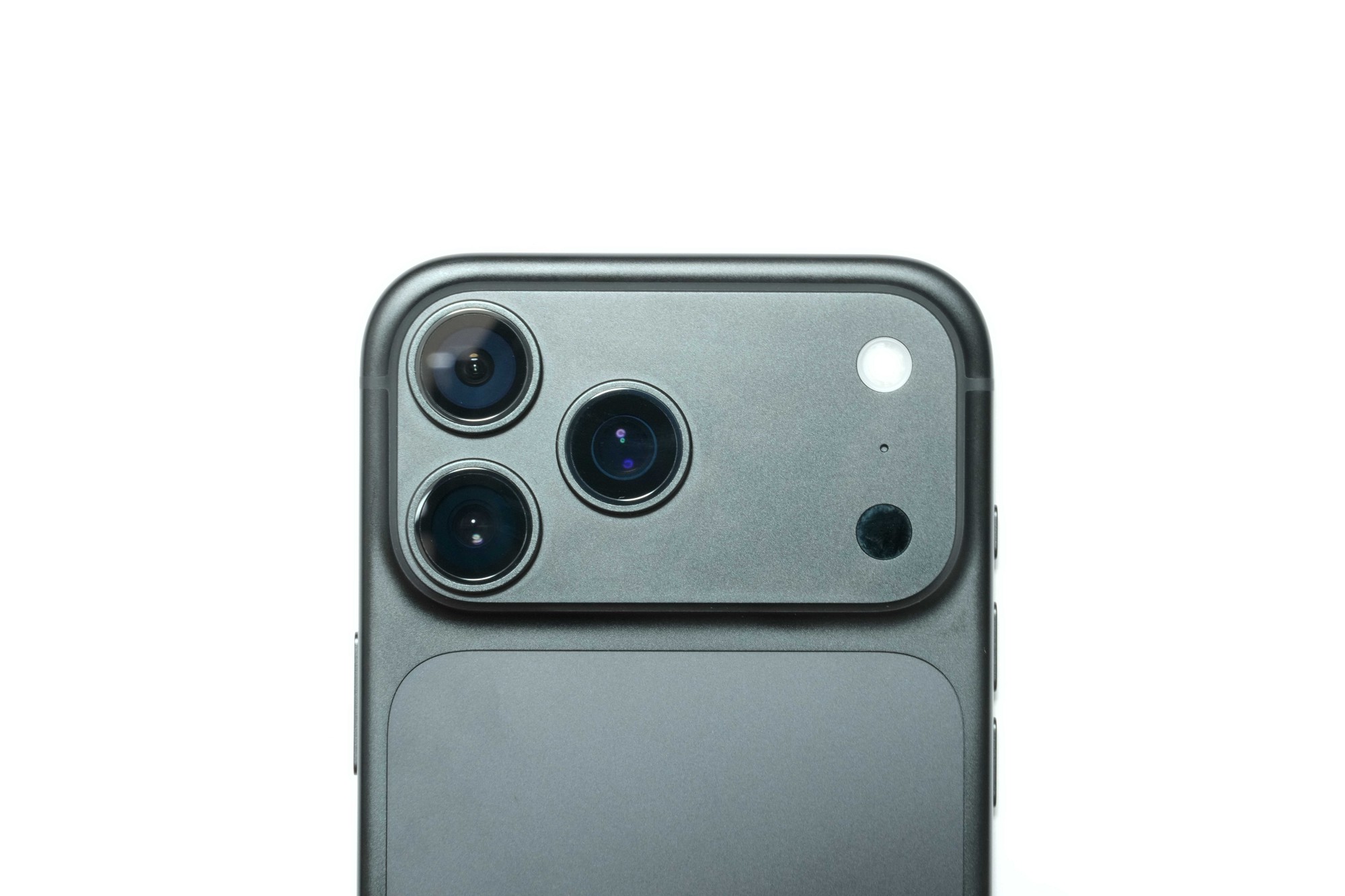 iPhone 18 Pro Maxの背面。メイン、超広角、望遠の3眼はいずれも48MPで、メインカメラは4段階の可変絞りに対応した