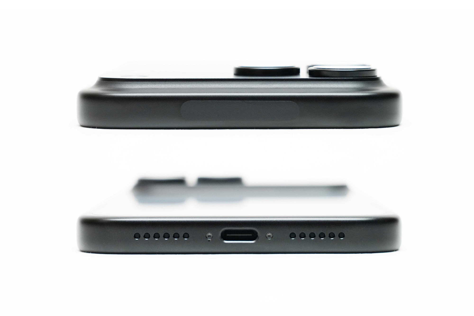 下面にはUSB-C、右側面にはサイドボタンとカメラコントロール、左側面にはアクションボタンと音量ボタンが配置されている