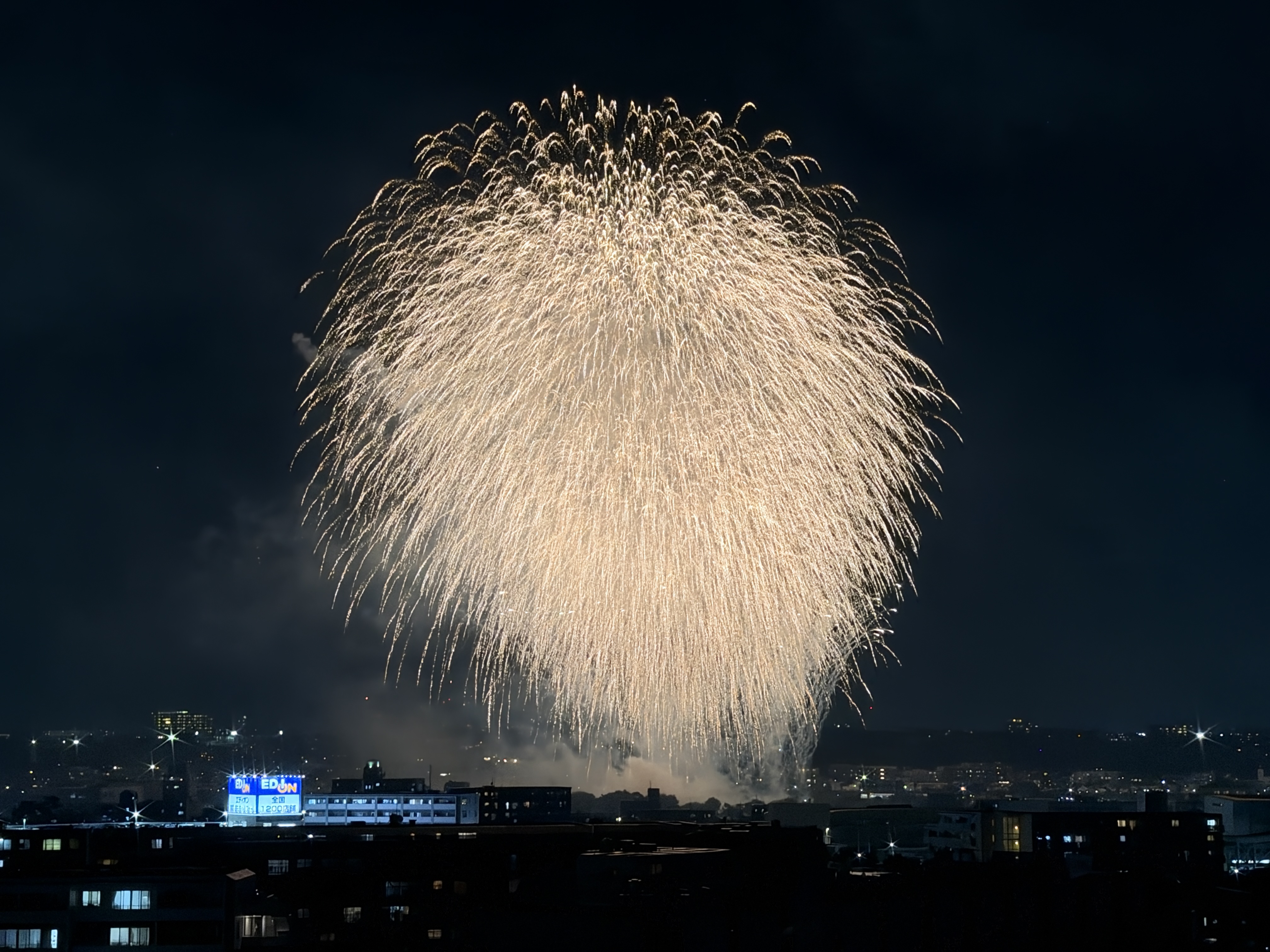 F4.0、1/25秒、ISO640、35mm判換算64mm、4,032×3,024ドット、十分な明るさがある場面では感度を抑えつつ、光条を生かした撮影も可能だ