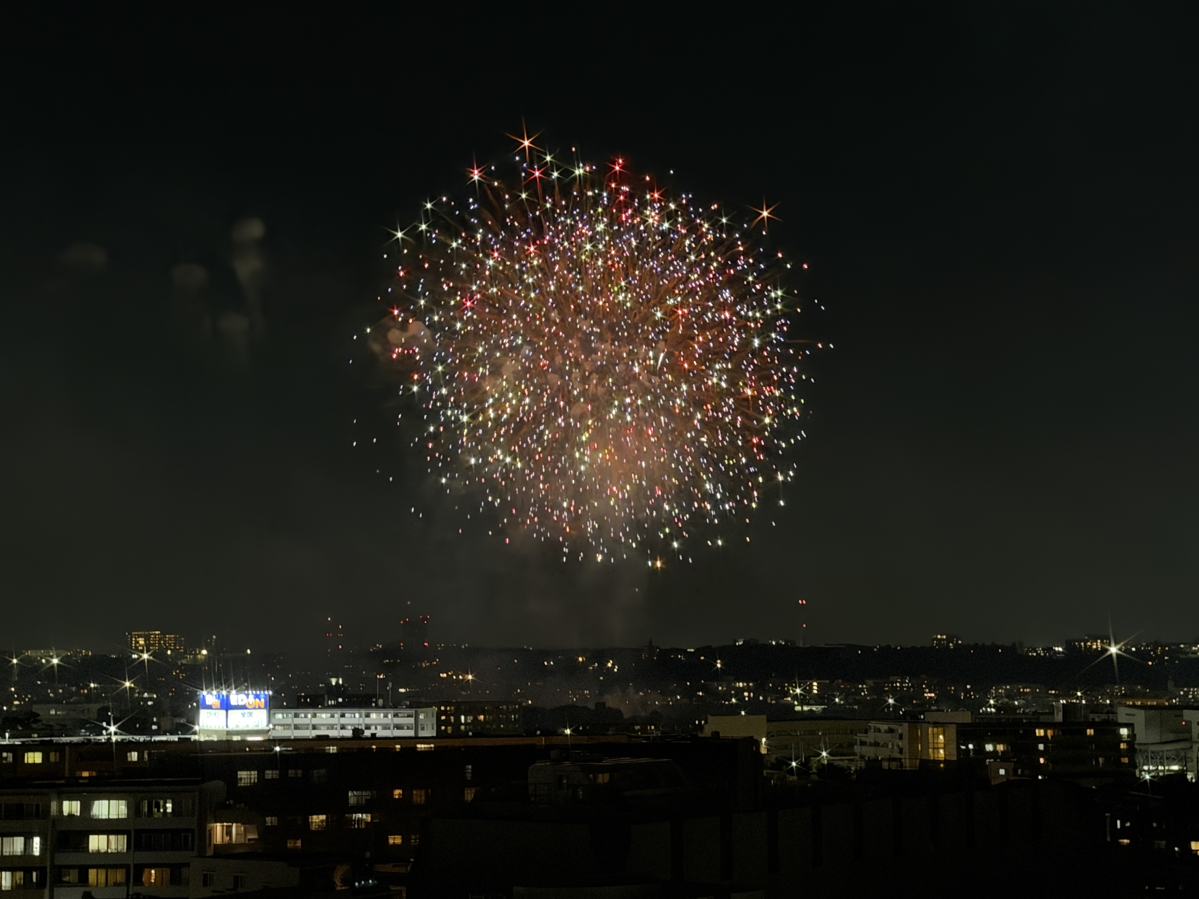 F4.0、1/18秒、ISO1600、35mm判換算64mm、4,032×3,024ドット