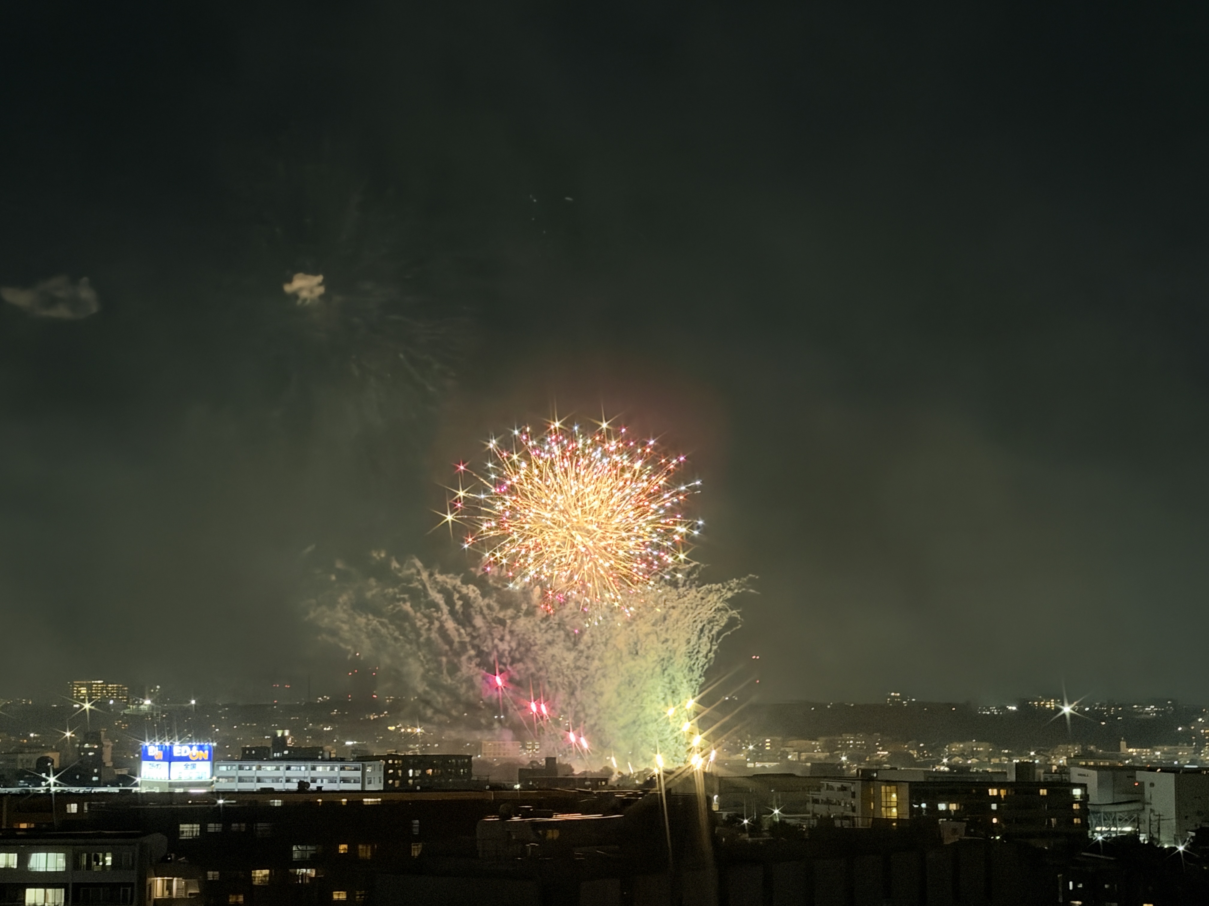F4.0、1/18秒、ISO2500、35mm判換算64mm、4,032×3,024ドット