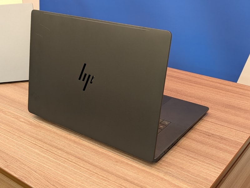 天板には控えめなHPのロゴが描かれている