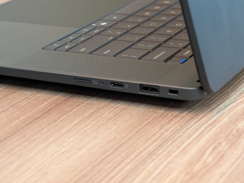 左側面にはmicroSDカードスロットやThunderbolt 4、USB 3.2 Gen 1を備える
