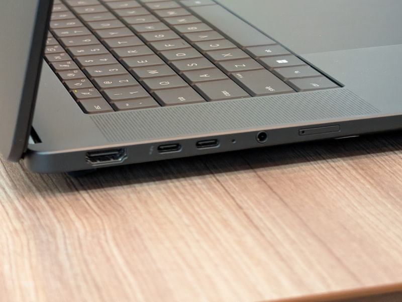 右側面にはHDMI 2.1やThunderbolt 4、USB 3.2 Gen 2 Type-C、3.5mmオーディオコンボ、Nano SIMカードスロットを搭載する