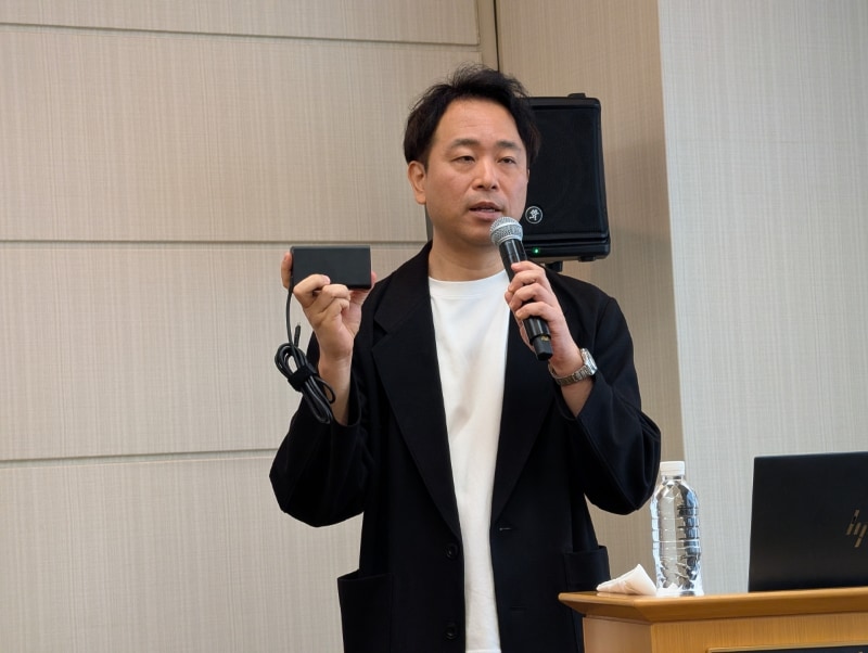 コンパクトサイズの新型ACアダプタをアピールするパーソナルシステムズ事業本部アドバンスコンピュート&ソリューションビジネス本部ワークステーションプロダクトマネージャーの中山智之氏
