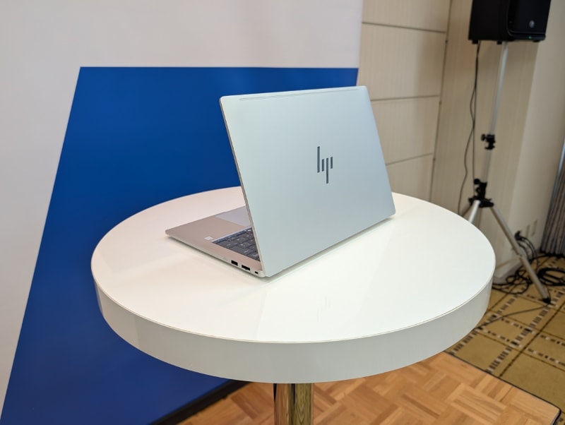 天面にはHPのロゴが表示されている