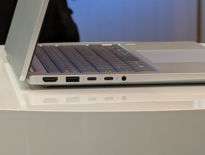 右側面にはHDMI 2.1、Thunderbolt 4 2基、3.5mmオーディオコンボジャックを備える