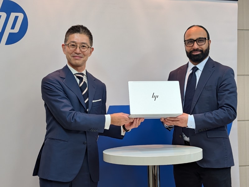 HPのSVP and Division President of Global Commercial Systems, Security and Displays SolutionsのGagan Singh氏と日本HPの代表取締役社長執行役員の岡戸伸樹氏のフォトセッションでも「HP EliteBook 8 G2iW 14」を持って新製品をアピールした