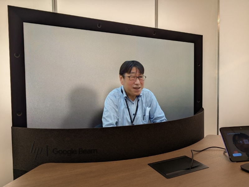 展示ブースでは、Googleが提供する、専用のメガネやヘッドセットなしで、離れた相手と等身大の3D立体映像で対話ができる次世代Web会議プラットフォーム「Google Beam」の展示デモがあり、筆者も実際に体験させてもらった。使用されているのはHPが発売する専用ディスプレイ「HP Dimension with Google Beam フロアスタンドモデル」だ