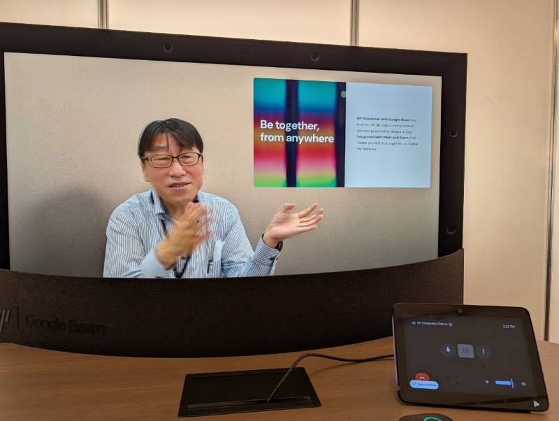 ディスプレイに搭載する7つのカメラで撮った映像をクラウドにアップロード、3D処理を施して画面に立体映像を表示する仕組みとなっており、メガネなどなしでディスプレイの相手が立体的に表示される。クラウドとのやり取りが多く発生する仕組みのため、高速な回線が必要不可欠となっているが、実際の処理は本体裏にある「Chromebook」で行なわれているという