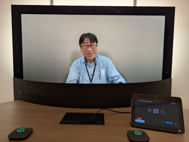 手前には2基のマイクが配置されており、立体音響もサポート。人が移動すると移動した先から声が聴こえる。なお、現在は1対1でのトークしか対応しておらず、複数の人がいると立体化でブレが発生するようだ。このあたりは今後のバージョンアップで複数の人を立体にできるように対応する予定となっている
