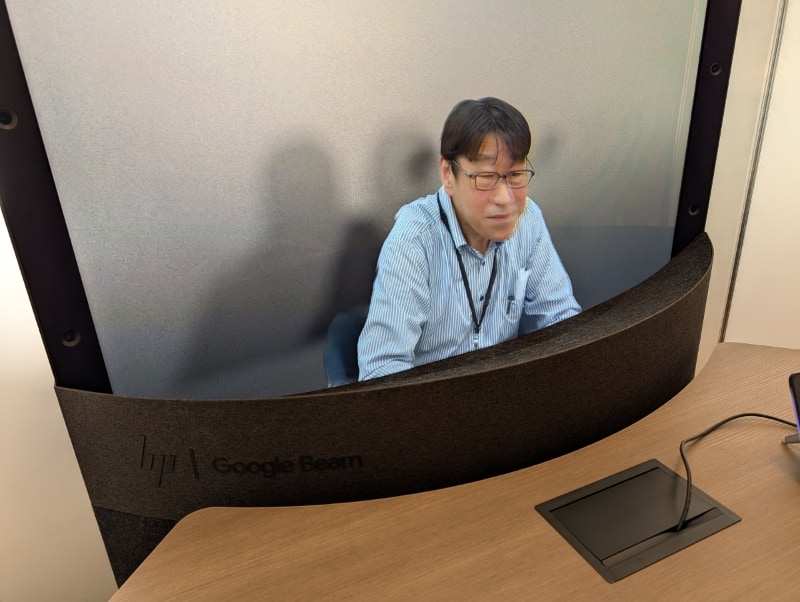 静止画の写真や動画などではなかなかその立体感が伝わらないが、誇張抜きに目の前に人がいるような自然な立体感が表現できており、かなり貴重な体験となった。導入時の価格は壁掛けモデルが599万9,000円、フロアスタンドモデルが686万円としている