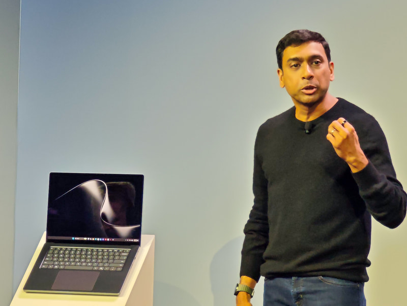 Surface Laptop Ultraを発表するダビュルリ氏