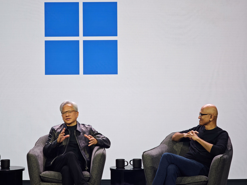 NVIDIA CEO ジェンスン・フアン氏(左)とMicrosoft CEO サティア・ナデラ氏(右)