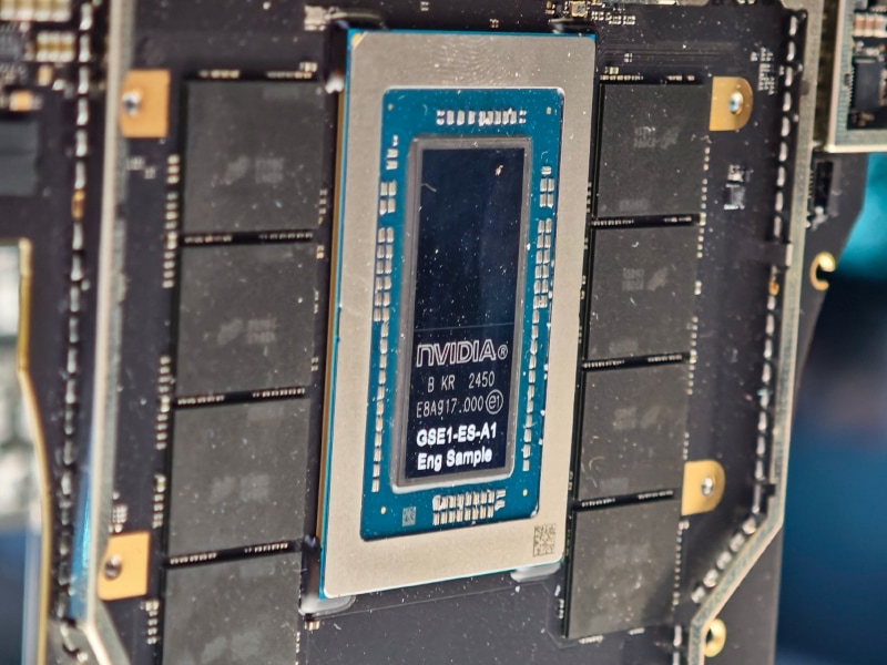 Surface Laptop Ultraの基板に搭載されたRTX Spark N1X、周りに搭載されているのがメモリのLPDDR5X
