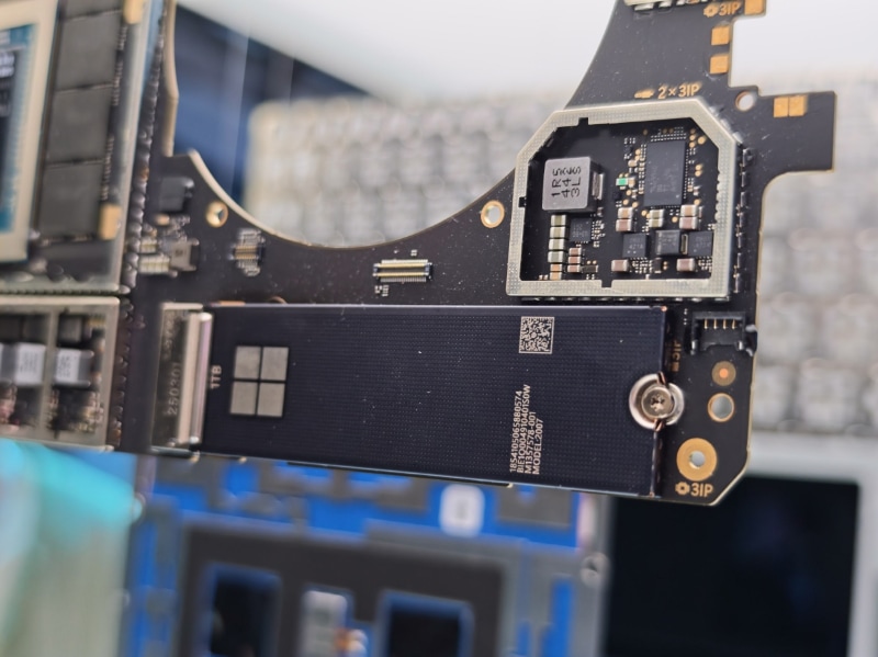 M.2 2280形状のSSDが採用されており、交換可能。最近のSurfaceは分解マニュアルも用意されている