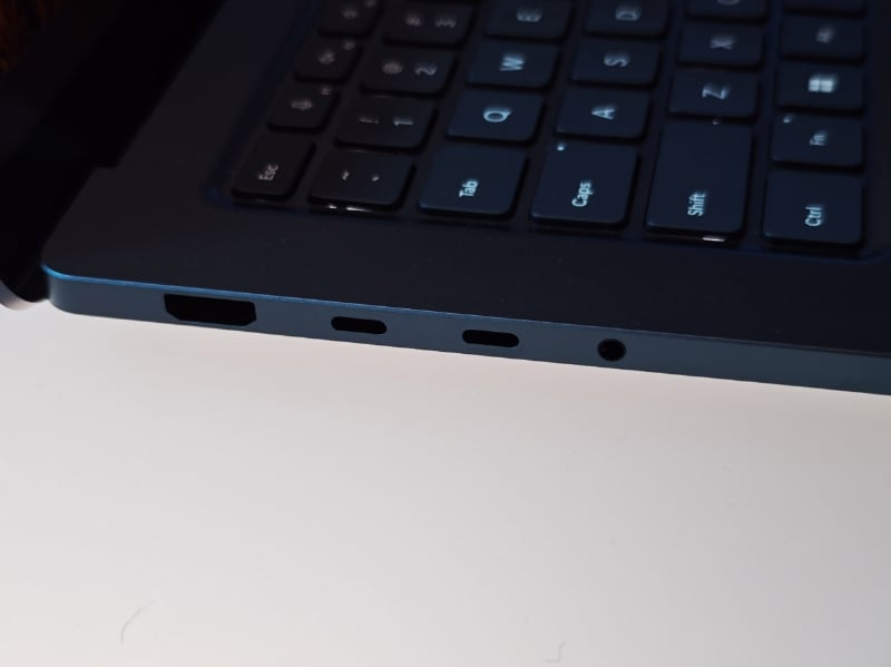 本体左側端子、左からHDMI、USB4 2基、3.5mm音声入出力