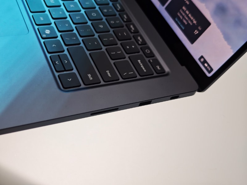 本体右側端子、左からSDカードスロット、USB4(マグネットUSB-C)