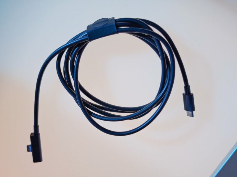 Microsoft Surface USB-C マグネット コネクトケーブル。左側がマグネット式、右側は通常のUSB Type-C
