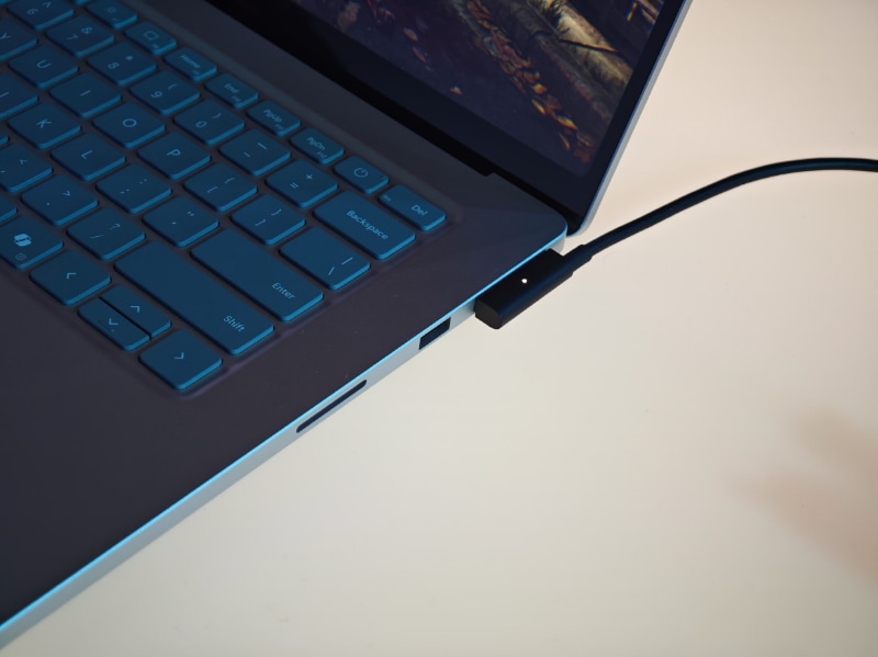Surface Connect端子のようにマグネットで接続するとランプが点灯する構造