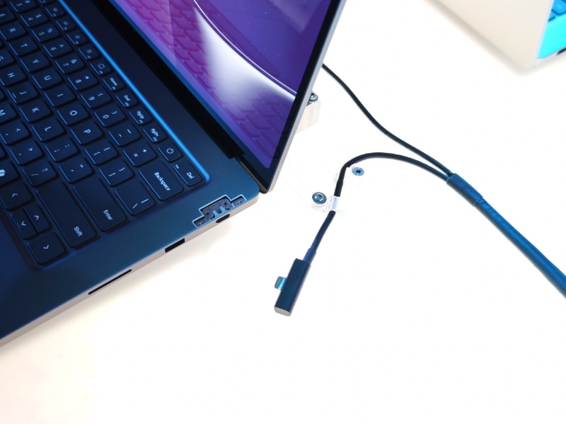 Surface Connect端子のようにマグネットで接続するとランプが点灯する構造
