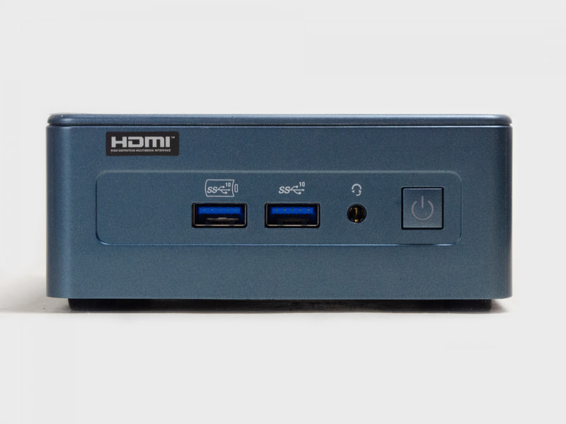 前面。USB 3.2 Gen 2 2基、3.5mmジャック、電源ボタン。なお左側面にSDカードスロット、右側面にロックポートがある