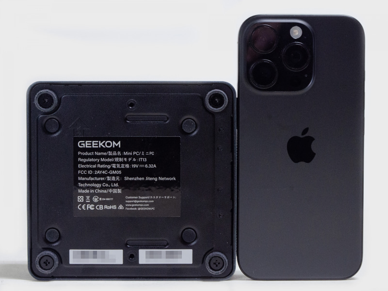 裏面とiPhone 16 Pro。内容の割に結構コンパクトなのが分かる。中央あたりにVESAマウンタのネジ穴