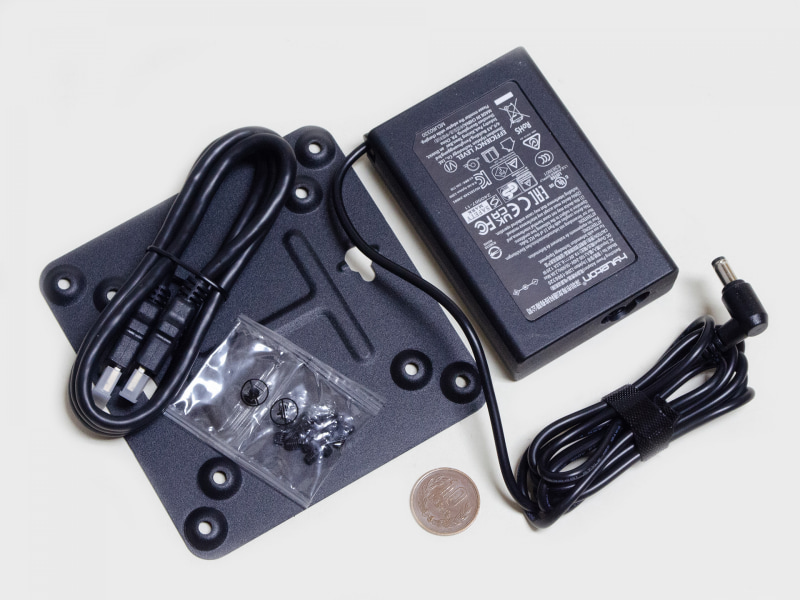 付属品。ACアダプタ(サイズ約97×65×23mm、重量253g、出力120W)、VESAマウンタ、HDMIケーブル