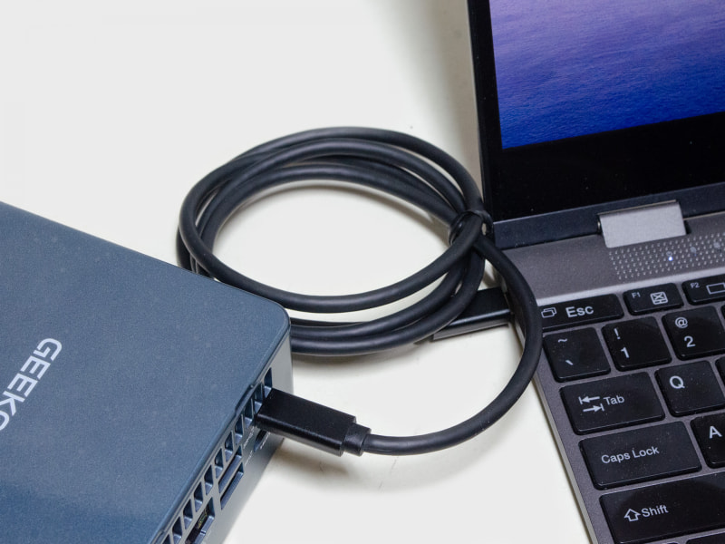 いつものキーボード付きモバイルモニターへ接続。USB4があるのでType-Cケーブル1本で接続可能