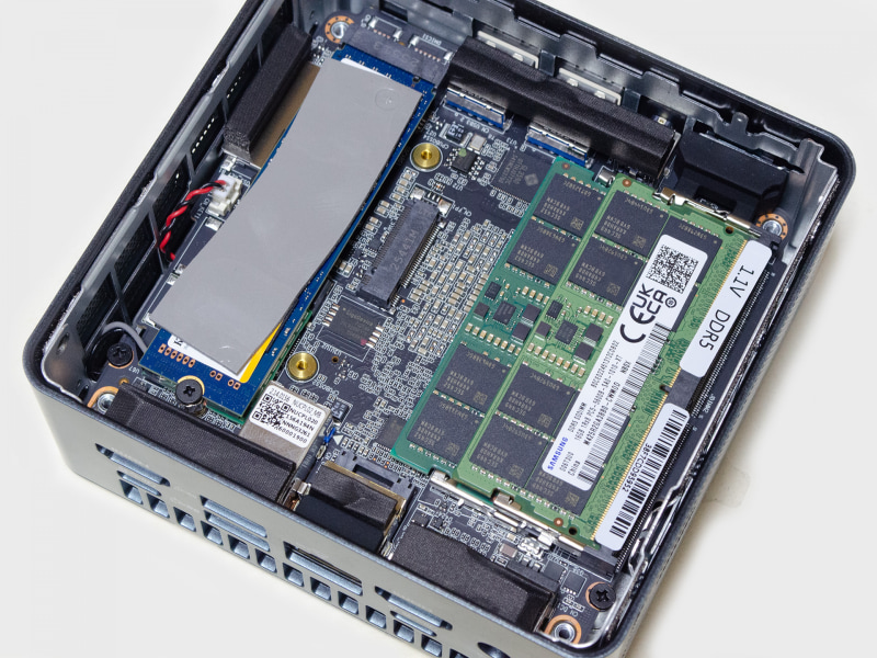 メモリスロットにはSO-DIMM 16GB×2。M.2 2280には1TBのSSD装着済み