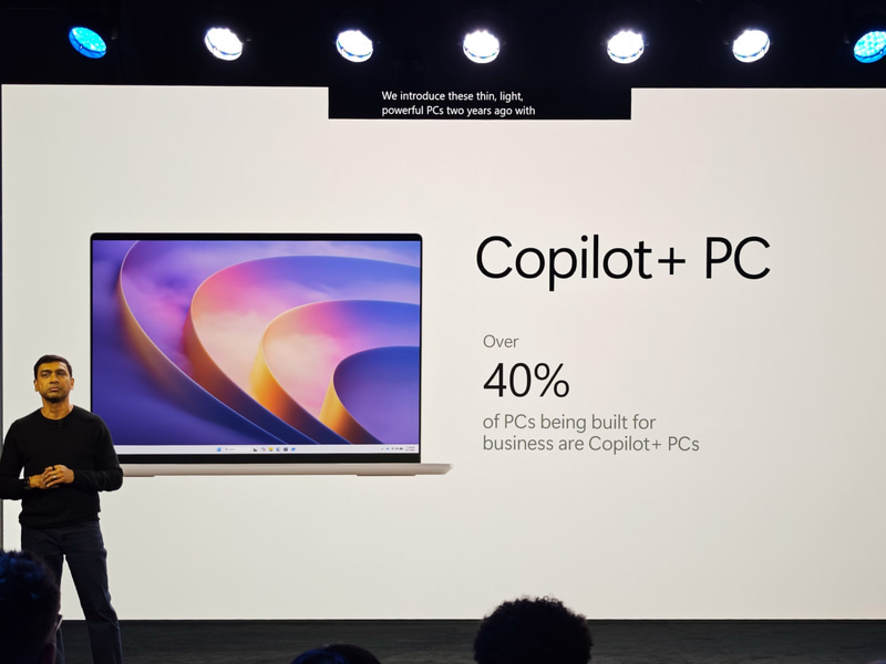 発表会では企業向けノートPCの40%がCopilot+ PCになっていると説明された後で、ビルダー向けのPCとしてSurface Laptop Ultraが紹介された