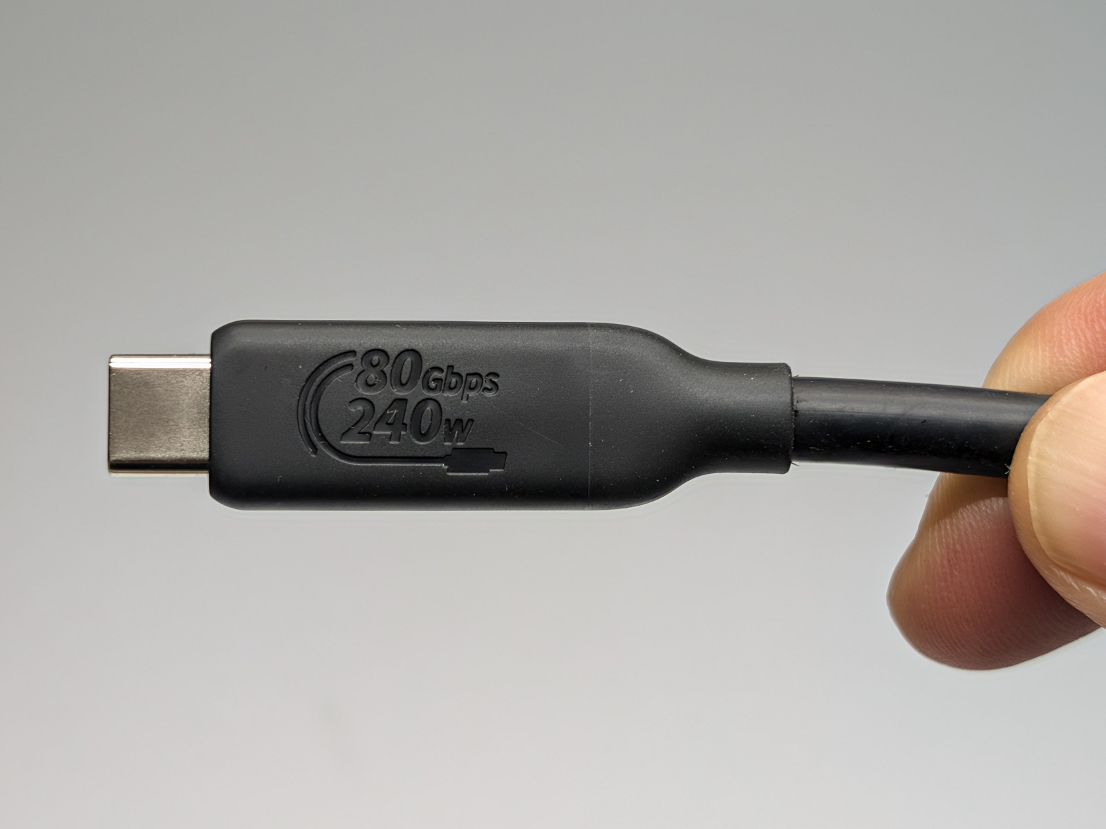 コネクタの表側にはUSB-IFのフォーマットに準拠した「80Gbps/240W」のモールドがある