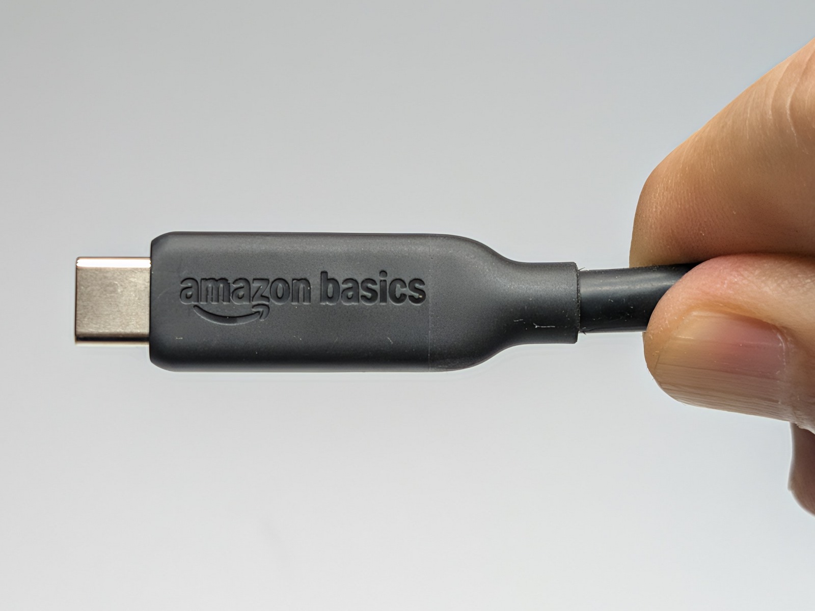 コネクタの裏側には「amazon basics」のモールドがある