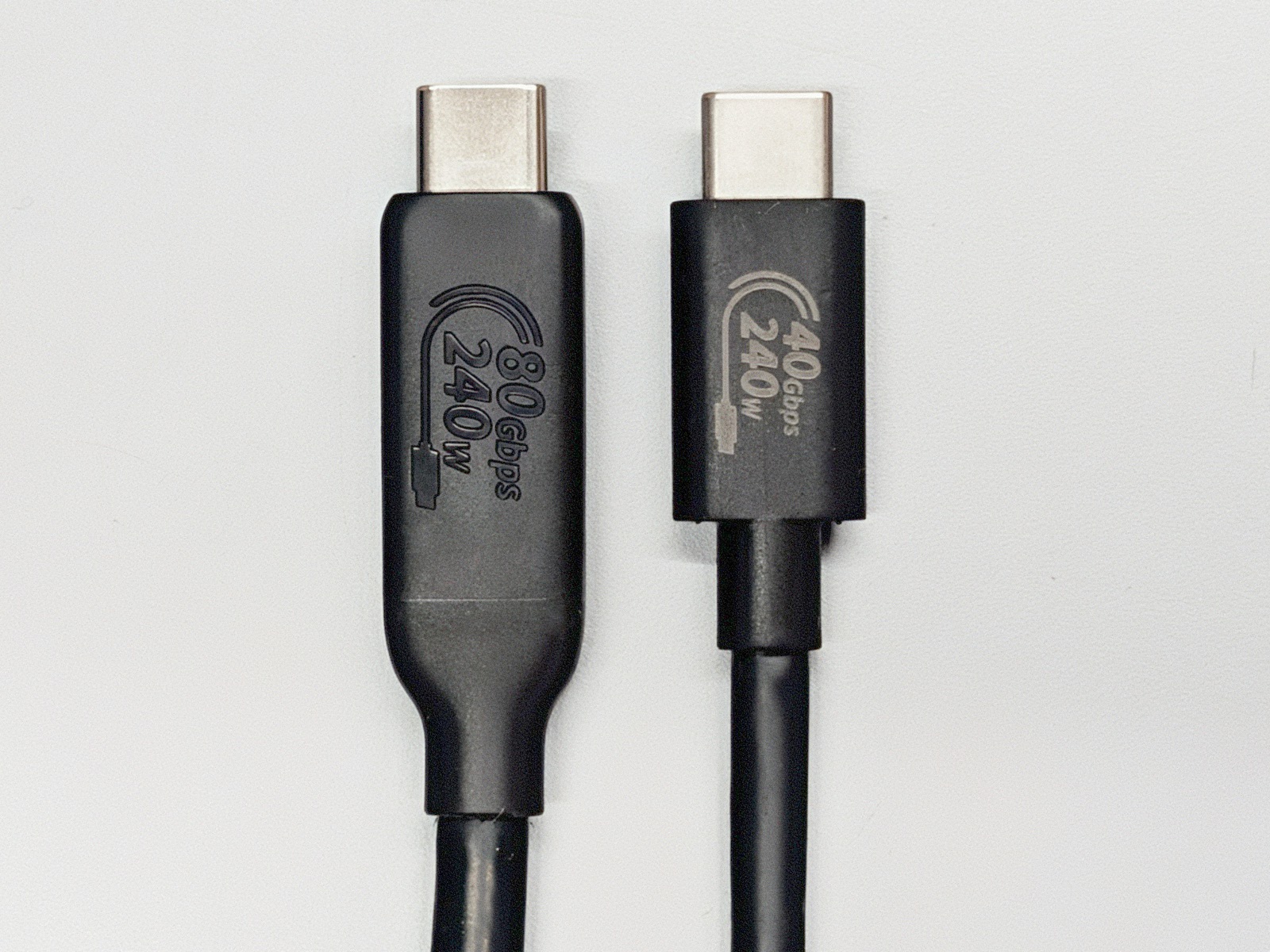 エレコム製USB4ケーブル(右)との比較。本製品はコネクタ部の根元が一体成型で断線を防ぐ効果は高そうだが、そのぶん小回りは利かない