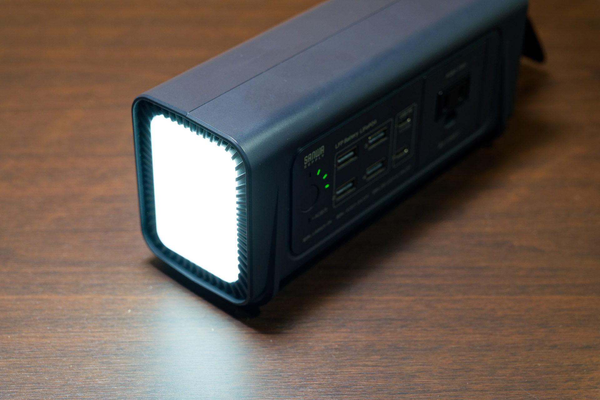 側面のLEDライトを点灯させたところ