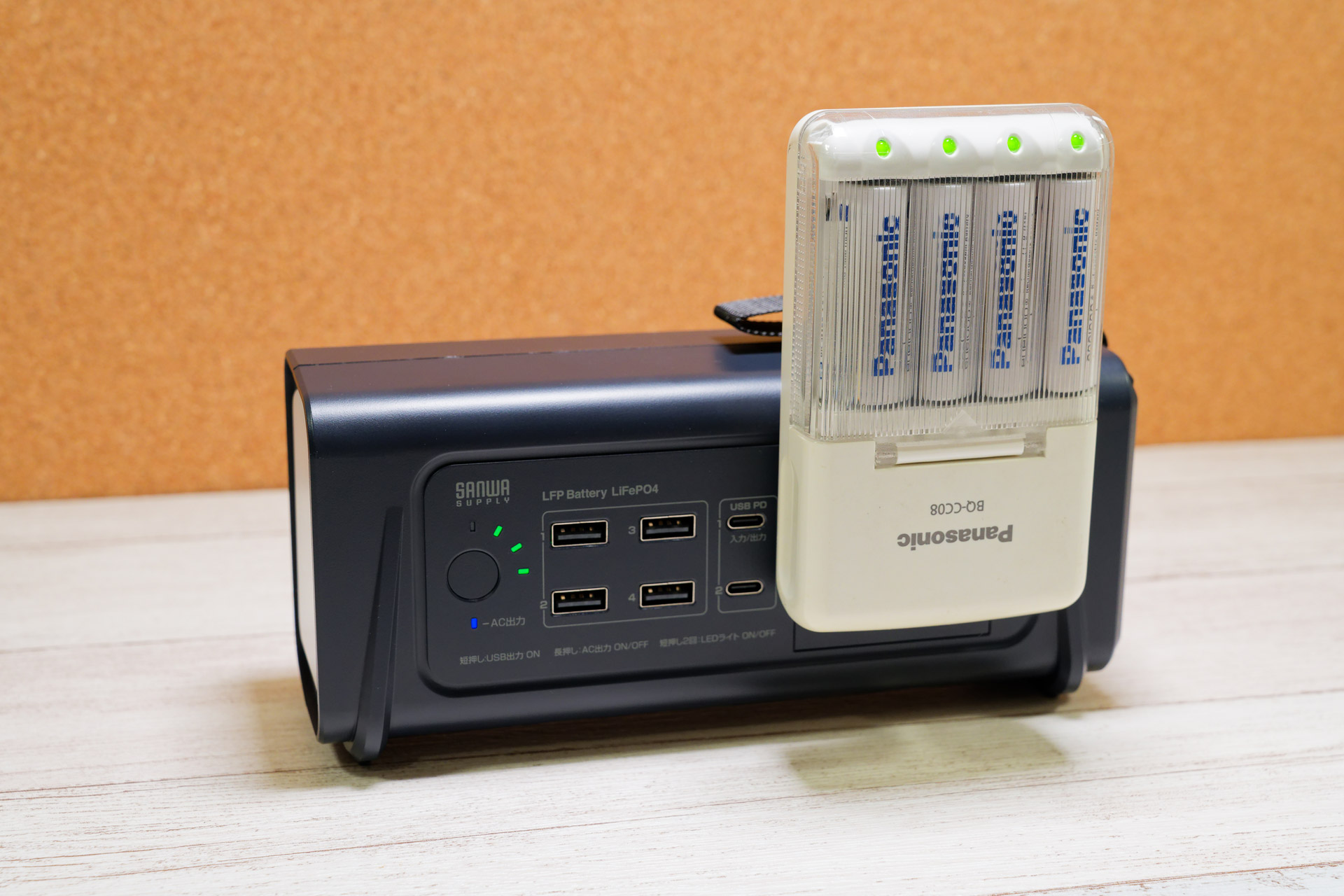 電池の充電器にも使えるが、高さの関係から逆さまになることも