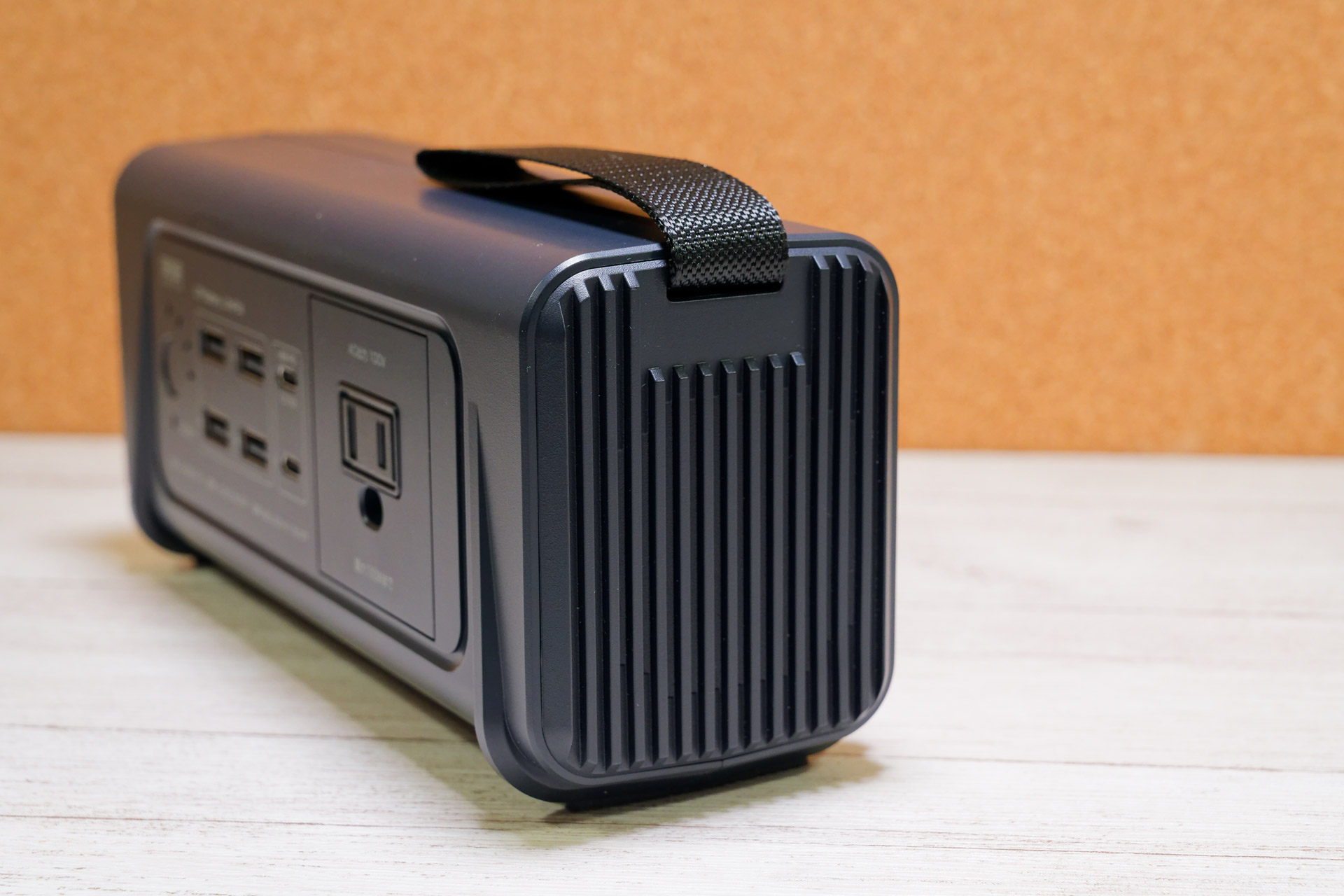 入出力の負荷が大きいときは内部の冷却ファンが動作し、側面から排気