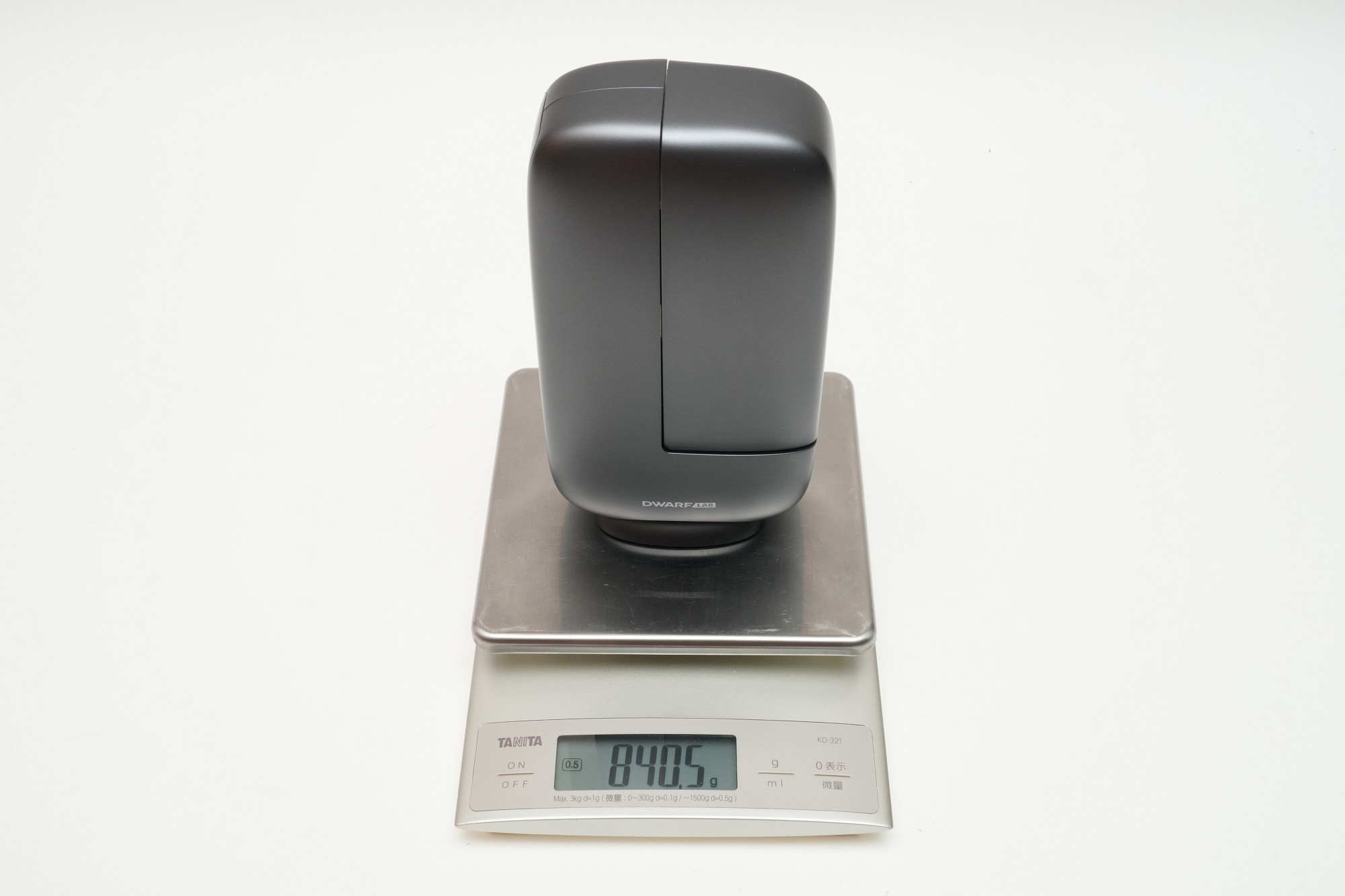 重量は実測840.5gと、スペック値通りだ