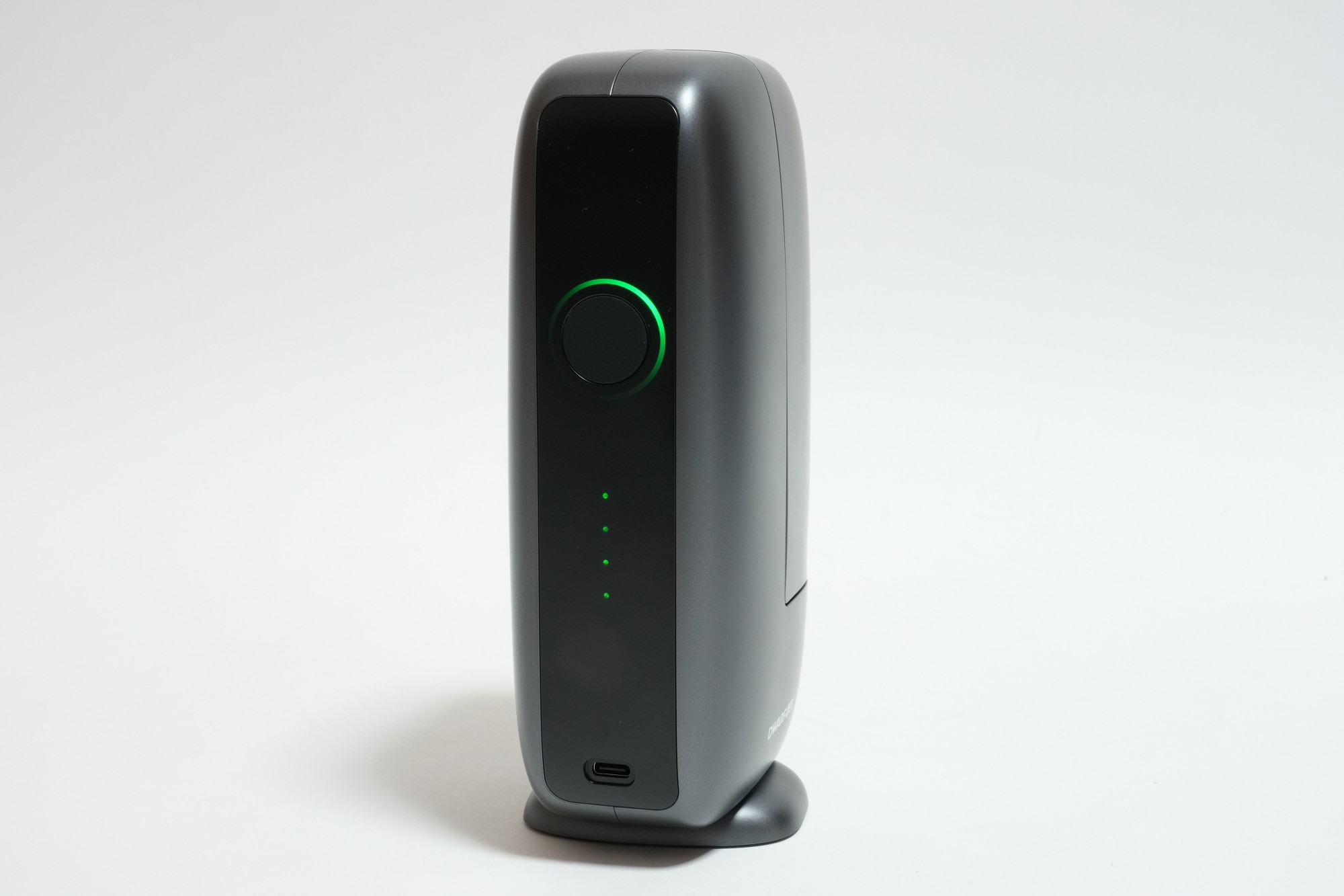 上が電源ボタン、中央がLEDインジケータ、下が充電、給電用のUSB Type-C端子