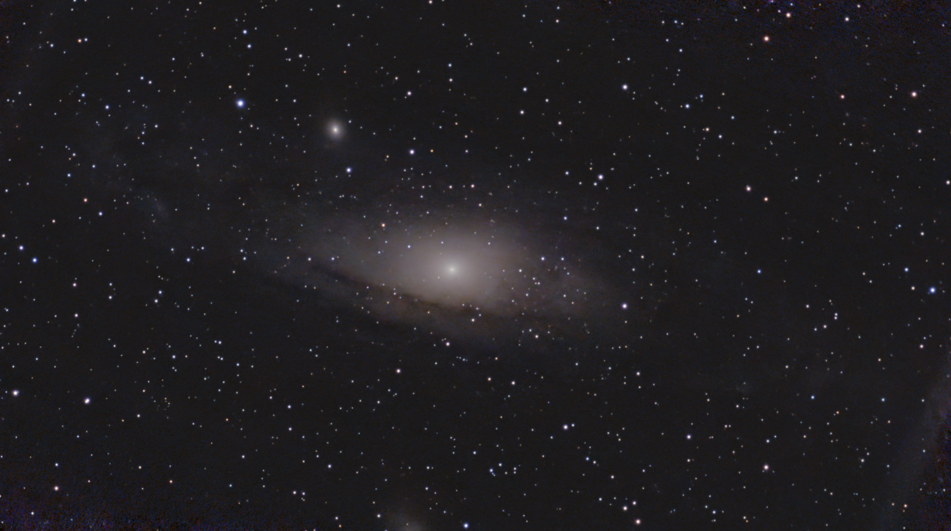 「アンドロメダ星雲(M31)」(「天文スタジオ」機能で、「星の補正」と「ノイズ除去」)