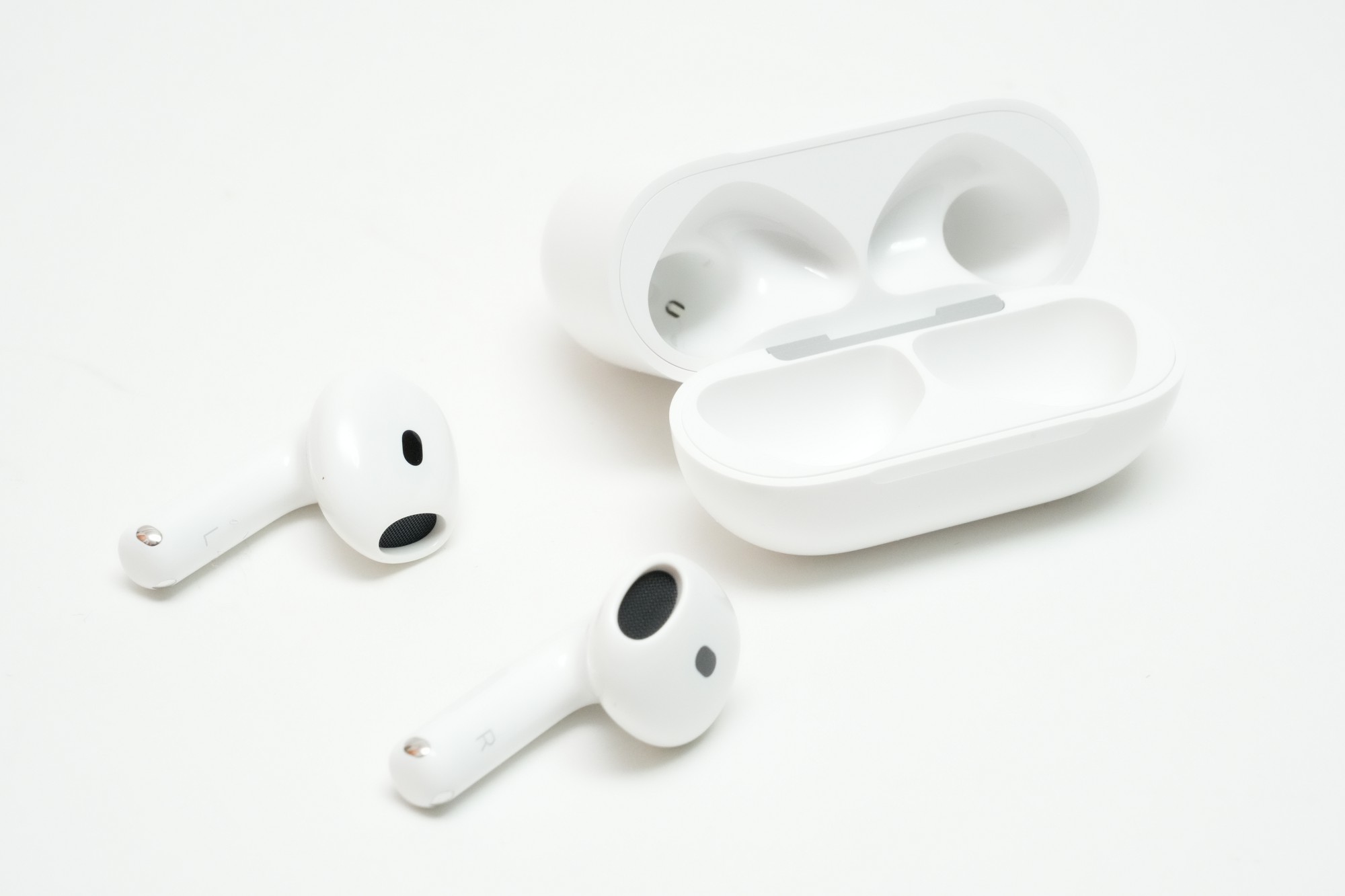 Apple「AirPods 5」。今回試したのはワイヤレス充電ケース付きモデルだ