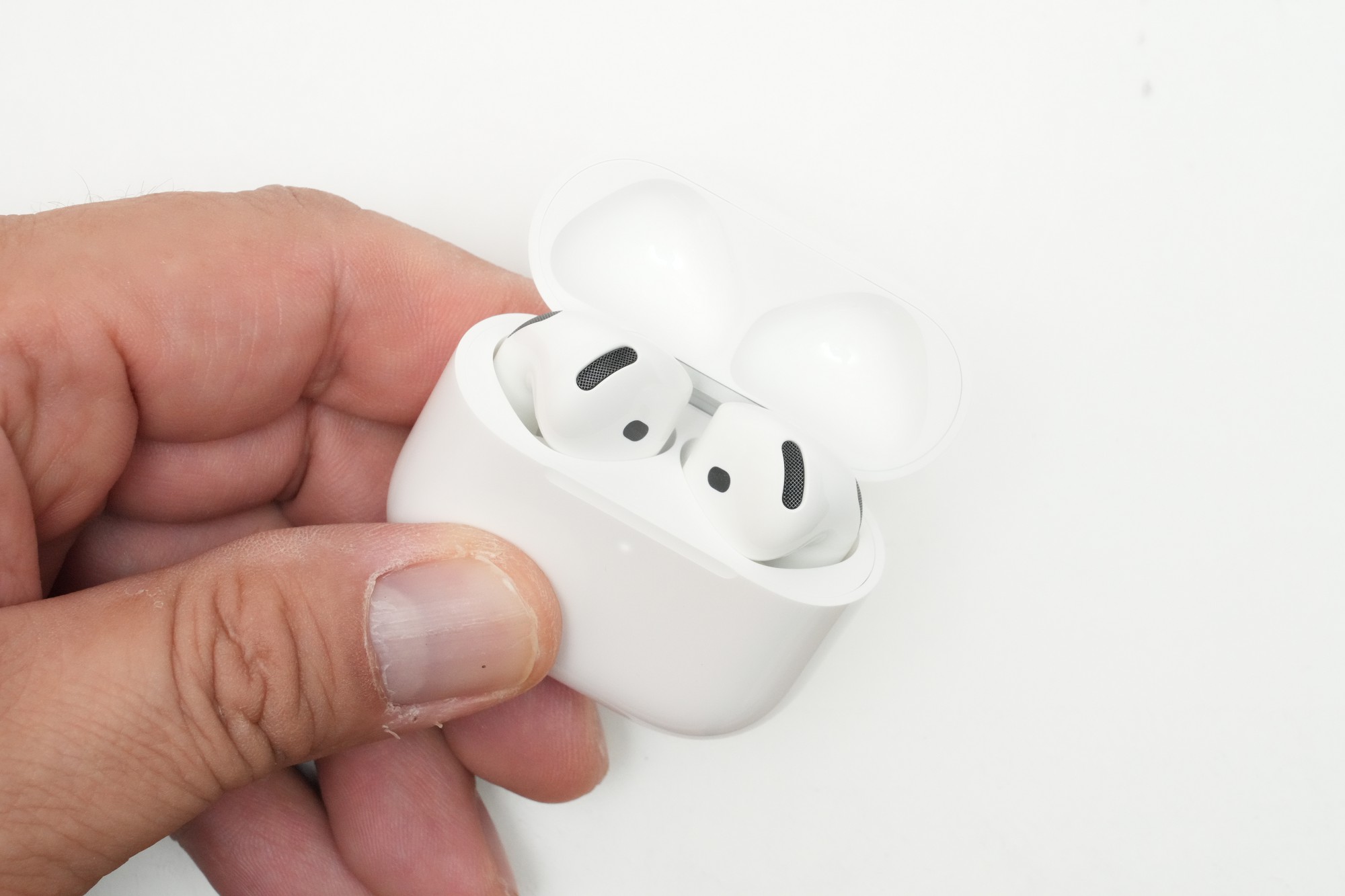 充電ケースを開いた状態。イヤフォンは磁力で固定されている
