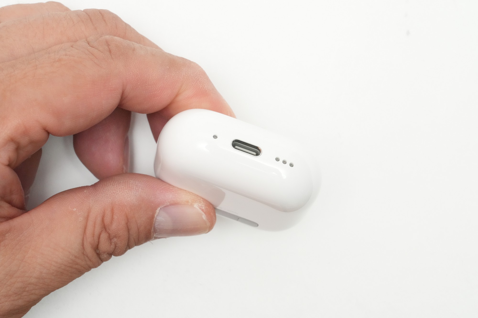 ケース底面にはUSB Type-C端子と、「探す」機能などで利用するスピーカーを搭載